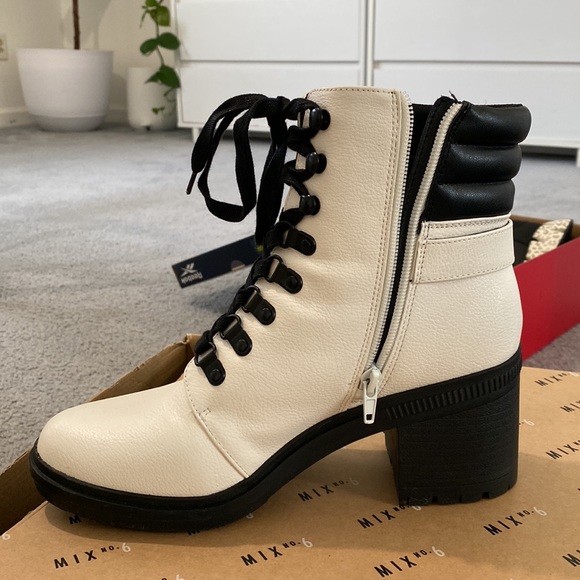 New with tag white heel boot - Picture 2 of 4